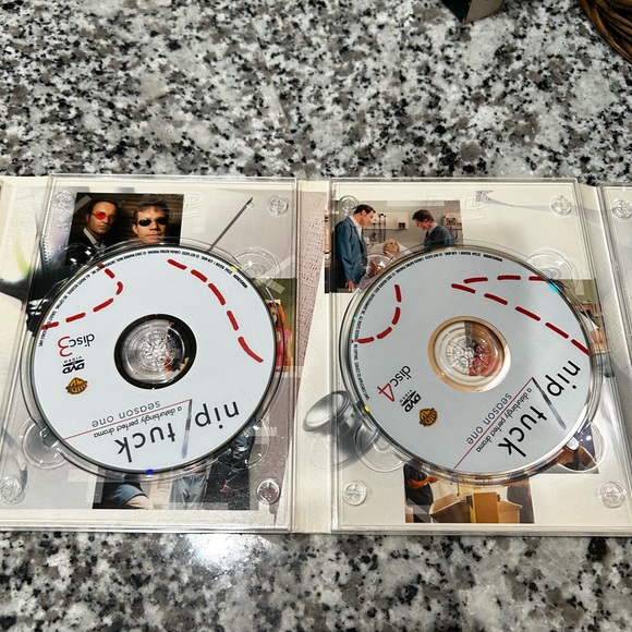 THE COMPLETE NIP/TUCK SEASONS 1 AND 2 - Picture 5 of 12